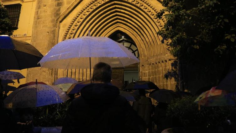 El diario británico The Guardian se hace eco de la suspensión de las procesiones en Sevilla por la lluvia