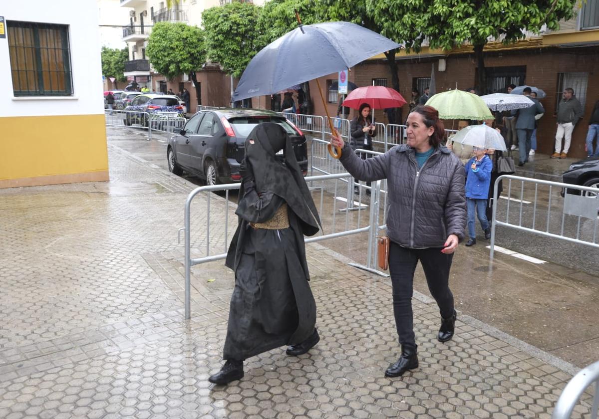 Nazarenos llegan a la parroquia de San Diego de la hermandad del Sol