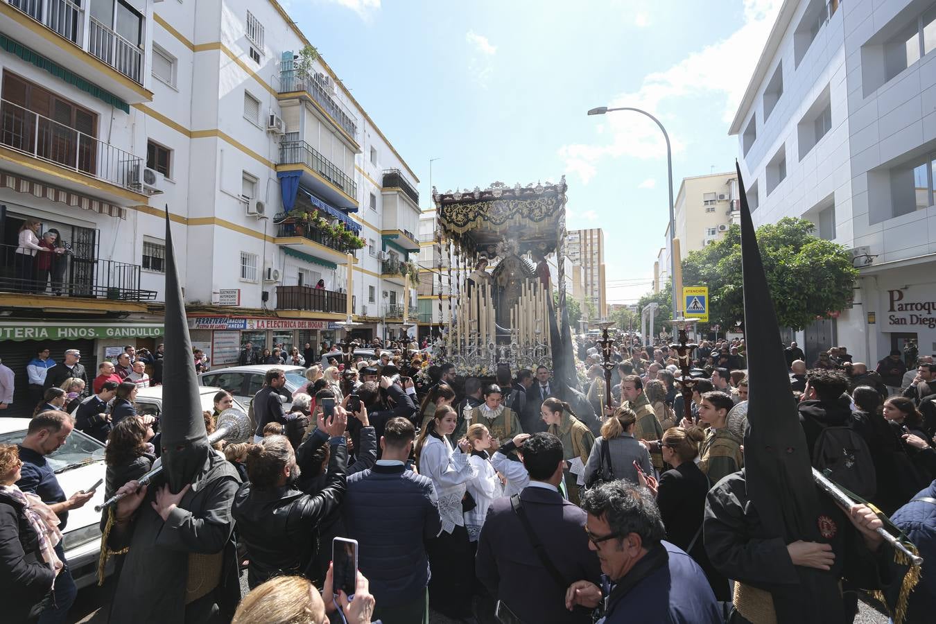 La hermandad del Sol ha sido la primera en salir el Sábado Santo