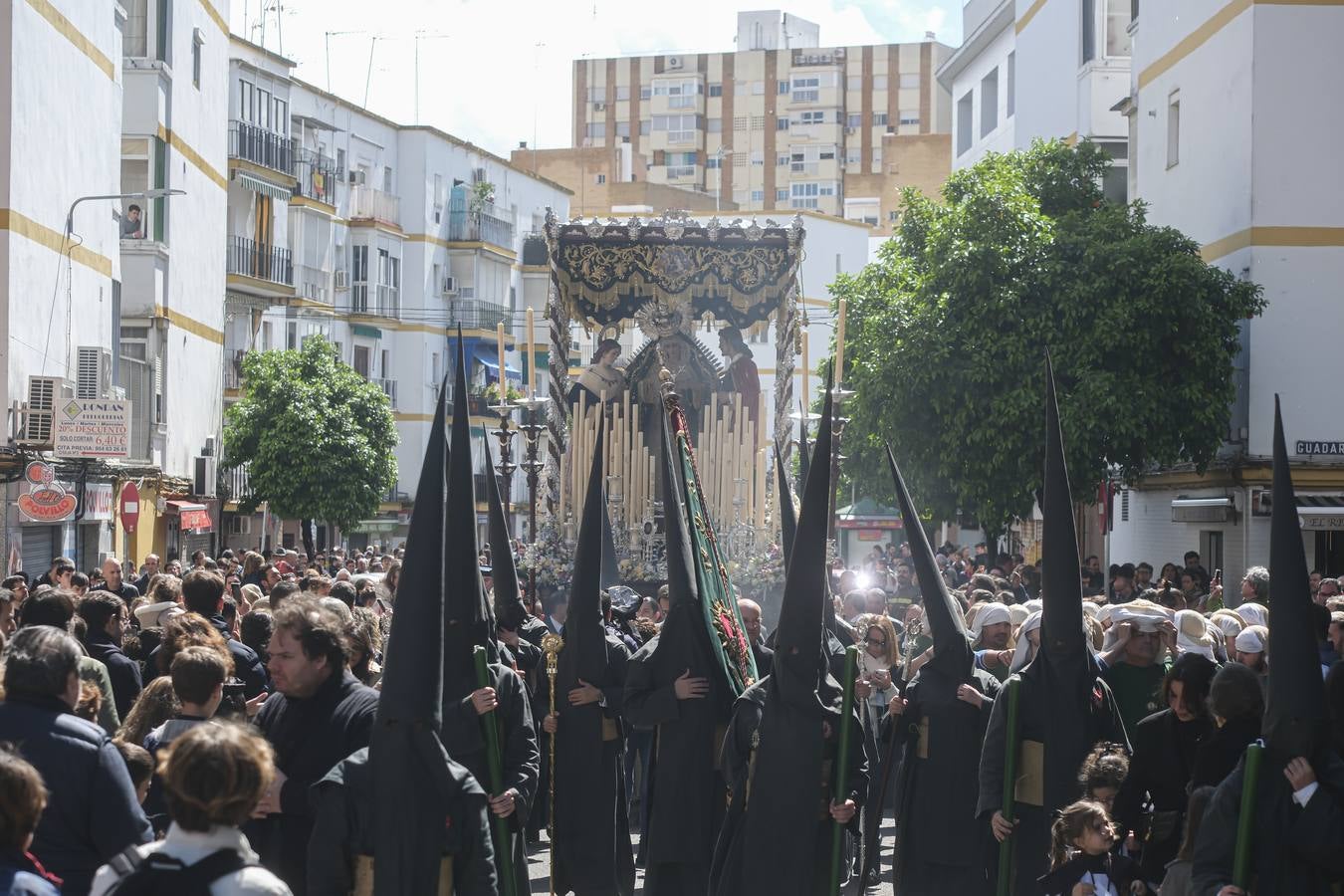 La hermandad del Sol ha sido la primera en salir el Sábado Santo