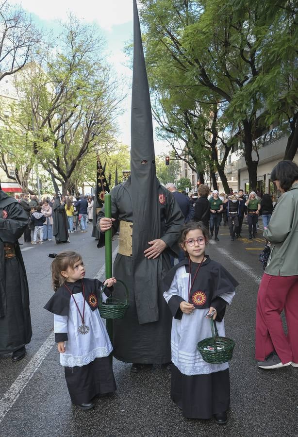 La hermandad del Sol ha sido la primera en salir el Sábado Santo