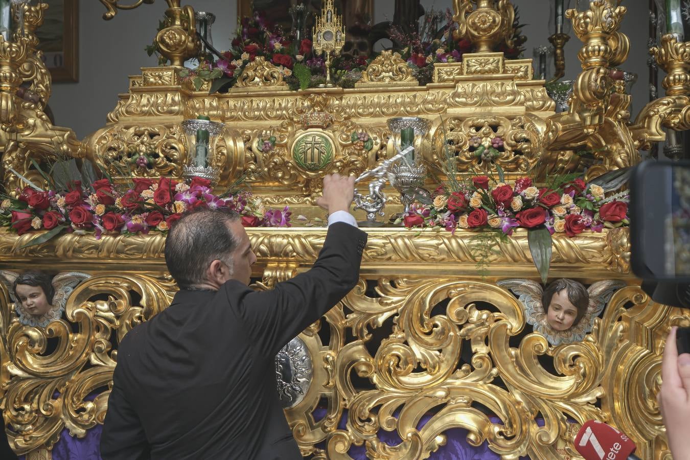 La hermandad del Sol ha sido la primera en salir el Sábado Santo