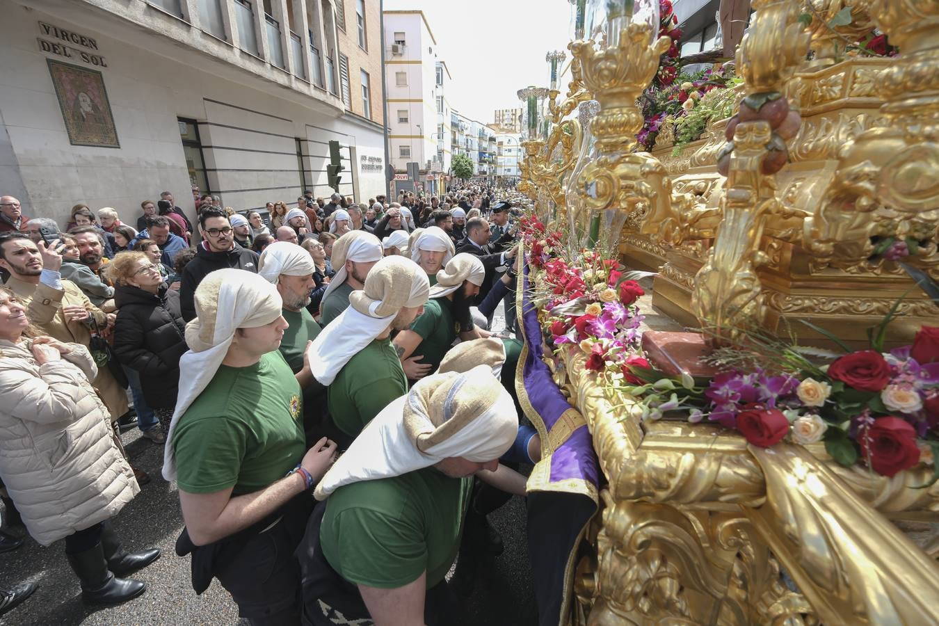 La hermandad del Sol ha sido la primera en salir el Sábado Santo