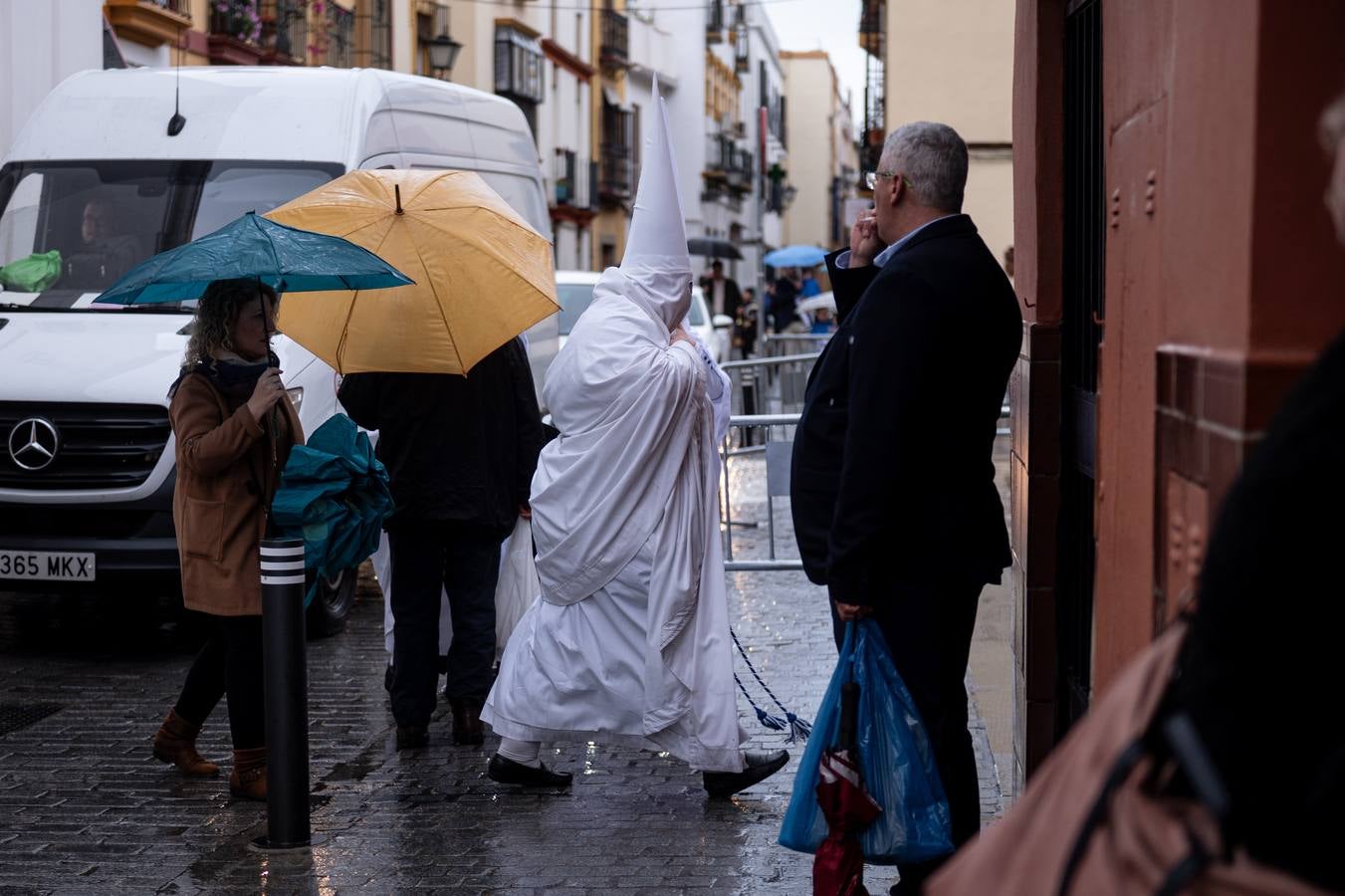 Los hermanos pudieron rezar en la iglesia de Santa Marina y culminar así una Semana Santa que será recordada por la lluvia