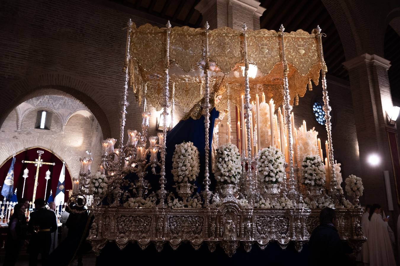 Los hermanos pudieron rezar en la iglesia de Santa Marina y culminar así una Semana Santa que será recordada por la lluvia