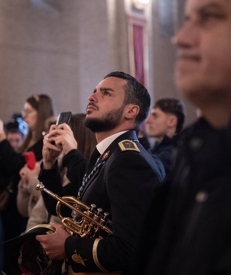 Los hermanos pudieron rezar en la iglesia de Santa Marina y culminar así una Semana Santa que será recordada por la lluvia