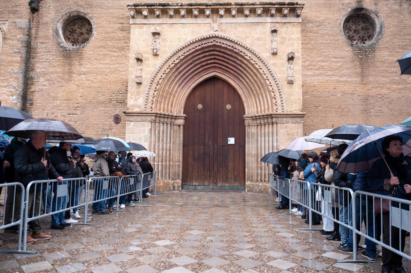 Los hermanos pudieron rezar en la iglesia de Santa Marina y culminar así una Semana Santa que será recordada por la lluvia