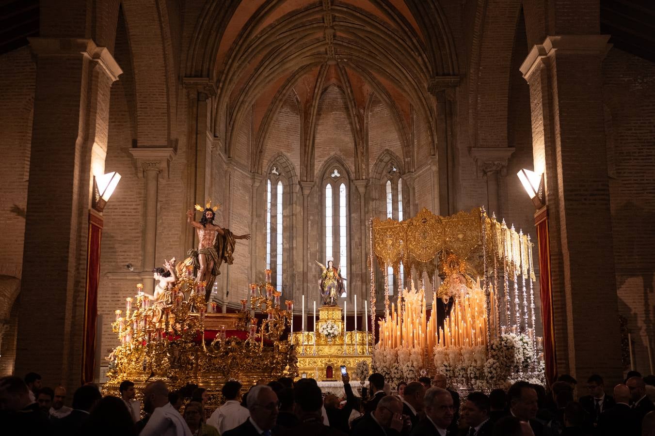 Los hermanos pudieron rezar en la iglesia de Santa Marina y culminar así una Semana Santa que será recordada por la lluvia