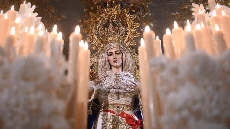 La Virgen de la Aurora con la candelería encendida en su templo de Santa Marina