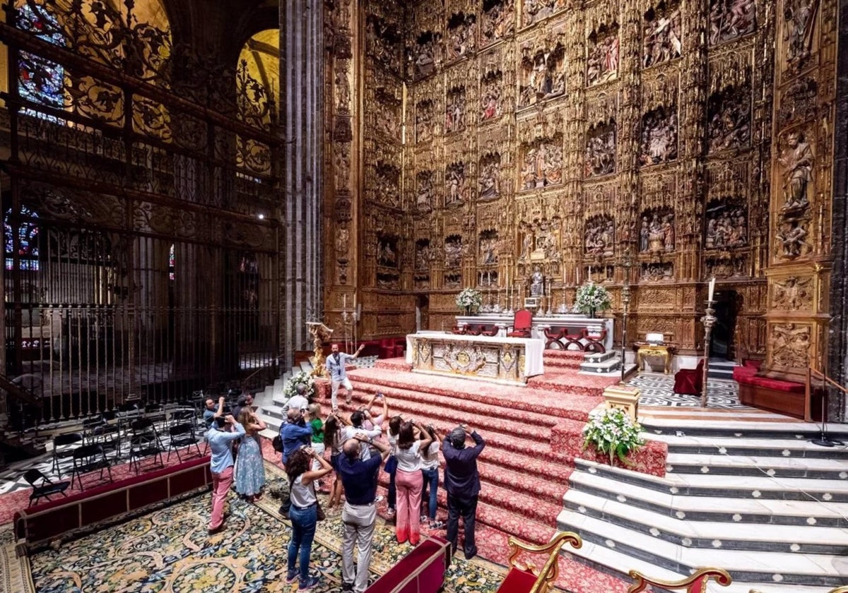 Visitantes en el altar mayor de la Catedral