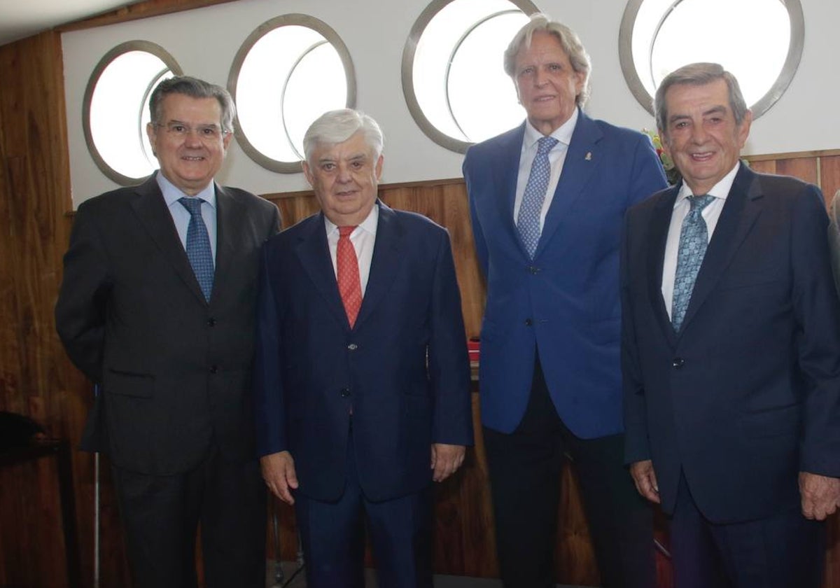 Juan Márquez y Rafael Márquez (los dos primeros por la izquierda), junto al ganadero Adolfo Sánchez de Movellán y Ángel Márquez
