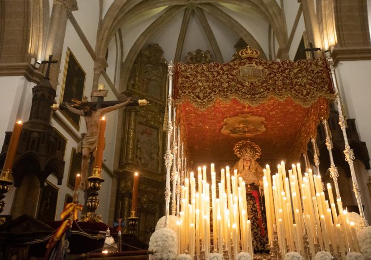 Los titulares del Cristo de Burgos, hermandad que suspendió la salida con varias horas de antelación