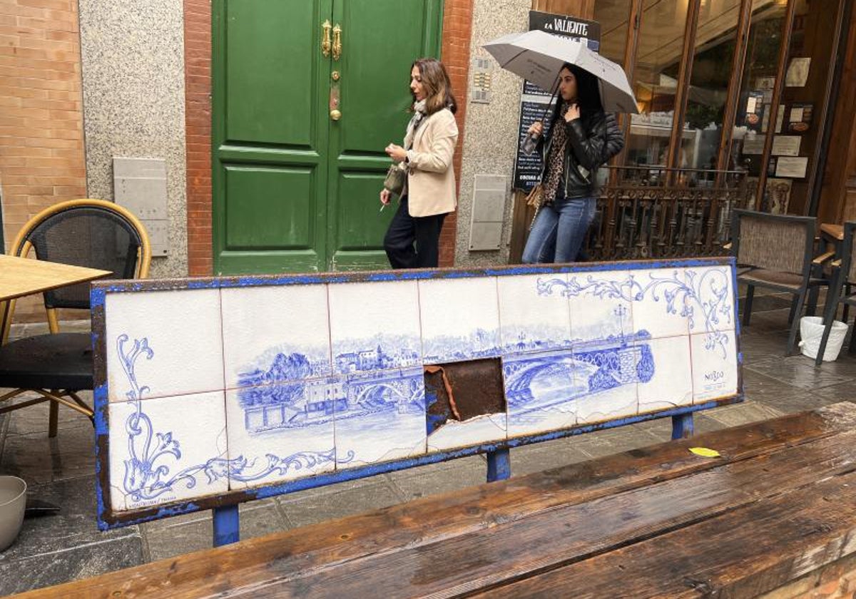 Banco destrozado en la calle San Jacinto de Sevilla