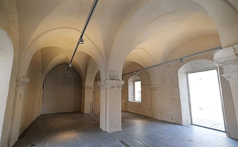 Imagen principal - Arriba, una imagen de una de las nuevas salas expositivas abiertas gracias a la restauración del claustro de Legos en el monasterio de la Cartuja, Sobre estas líneas, una de las sargas de Bacarisas con las que se ha inaugurado el espacio y a la derecha una vista general de otra de las salas