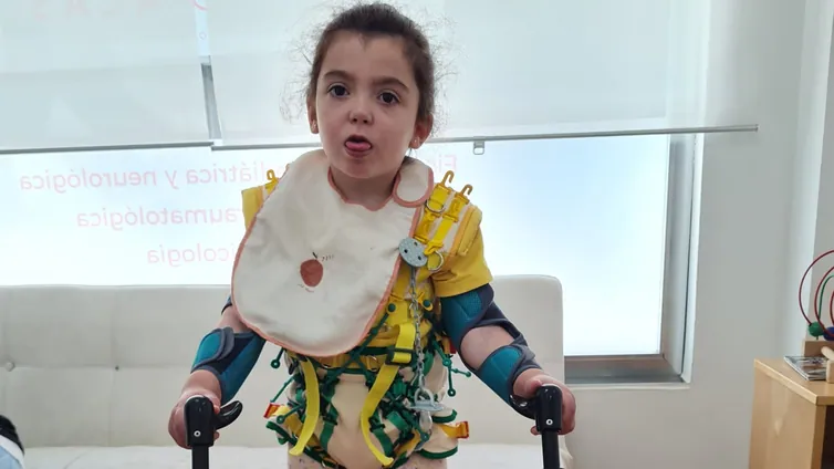 Lola, la niña de 6 años con una enfermedad que sólo tiene ella en Andalucía, lucha para poder caminar
