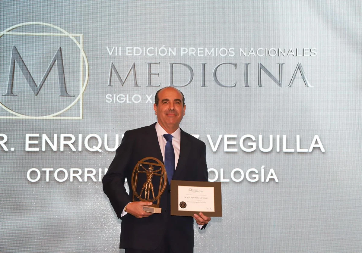 El doctor Ruiz Veguilla con el premio