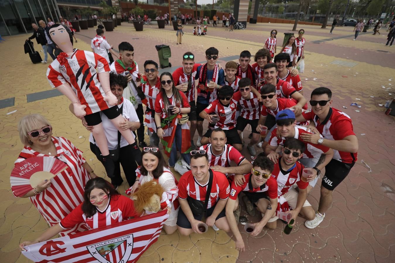 Miles de aficionados del Athletic de Bilbao por las calles de Sevilla para la final de Copa del Rey 