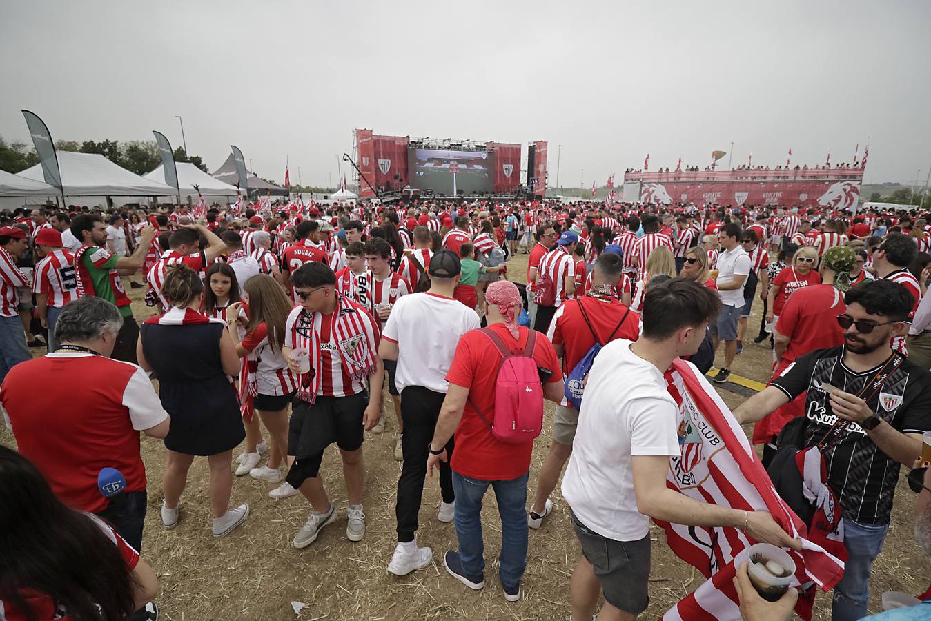 Miles de aficionados del Athletic de Bilbao por las calles de Sevilla para la final de Copa del Rey 