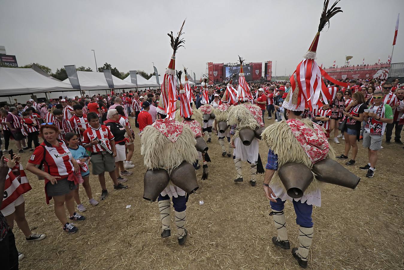 Miles de aficionados del Athletic de Bilbao por las calles de Sevilla para la final de Copa del Rey 