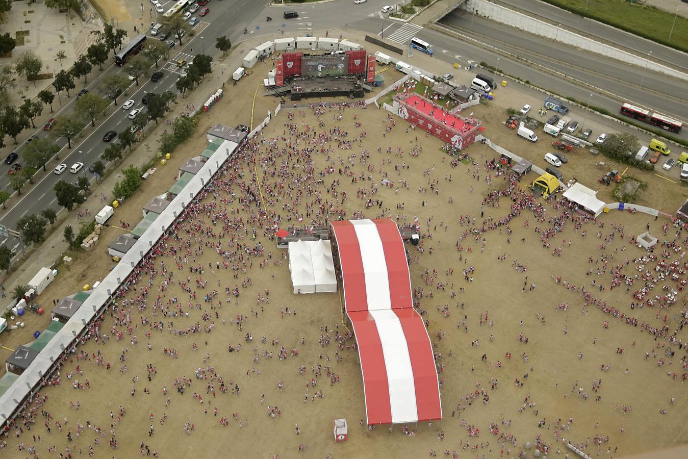 Miles de aficionados del Athletic de Bilbao por las calles de Sevilla para la final de Copa del Rey 