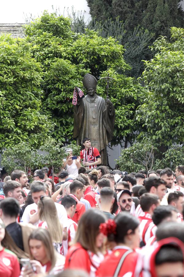 Miles de aficionados del Athletic de Bilbao por las calles de Sevilla para la final de Copa del Rey 