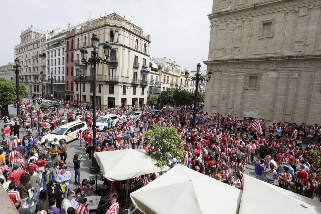 Miles de aficionados del Athletic de Bilbao por las calles de Sevilla para la final de Copa del Rey 