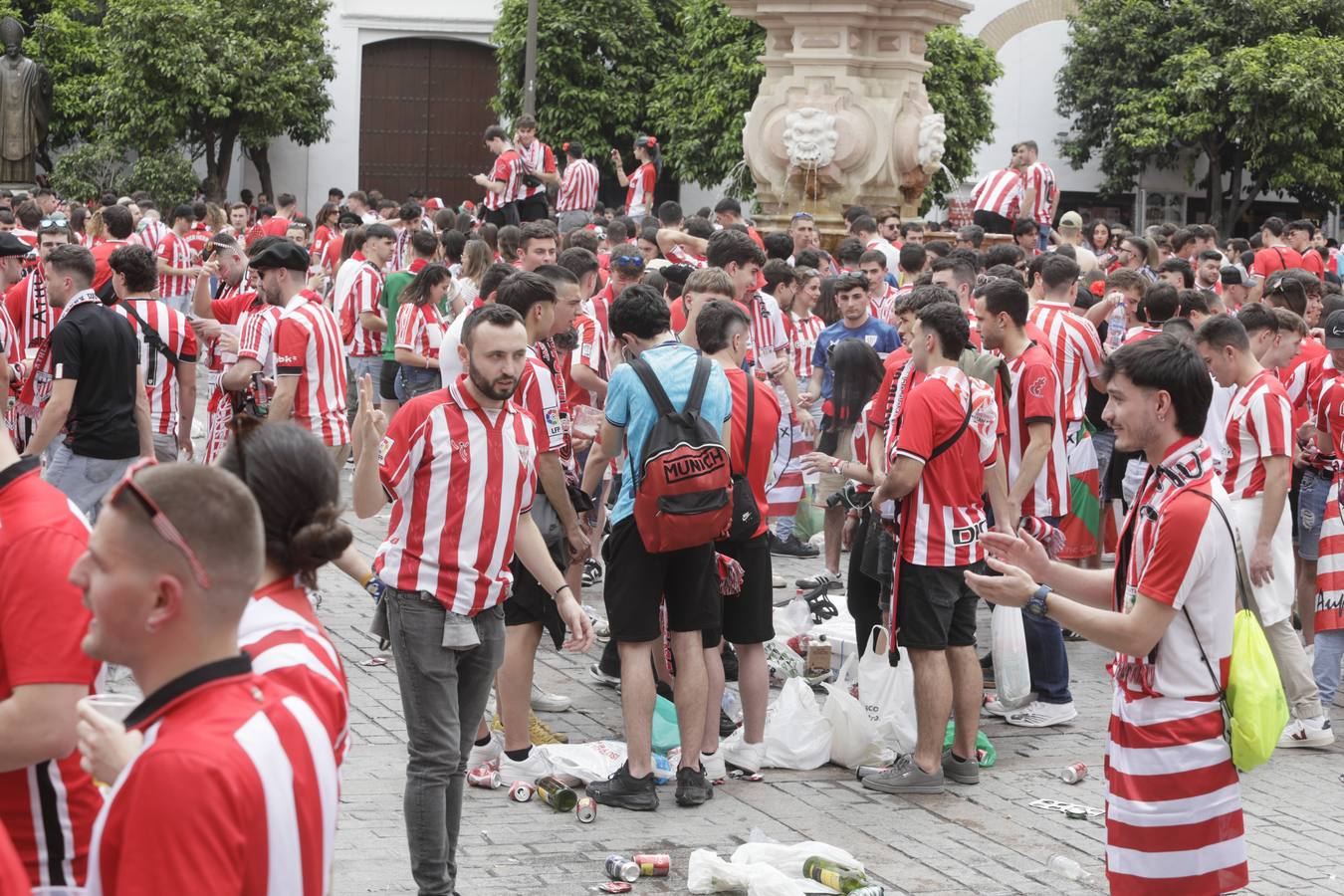 Miles de aficionados del Athletic de Bilbao por las calles de Sevilla para la final de Copa del Rey 