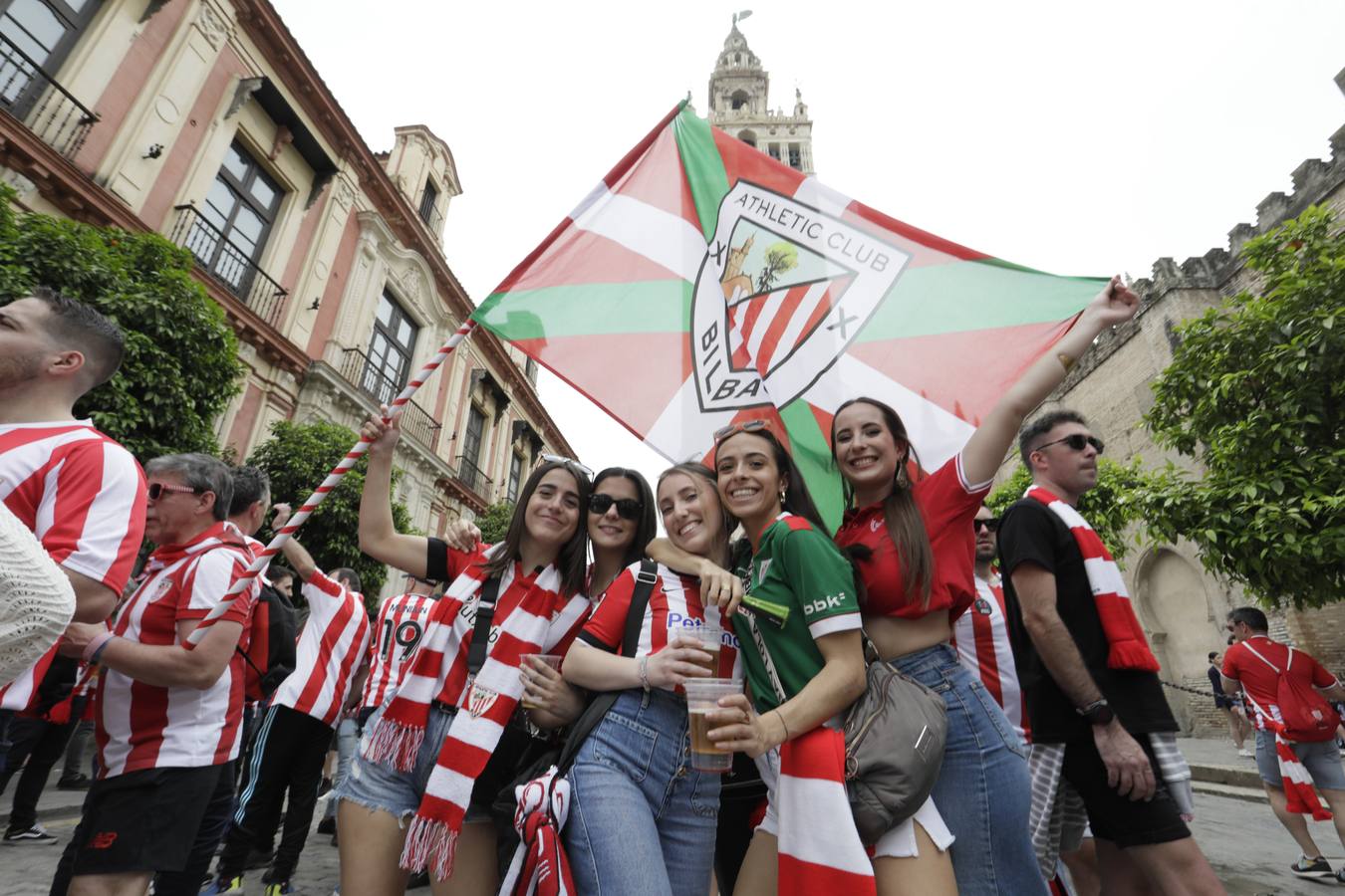 Miles de aficionados del Athletic de Bilbao por las calles de Sevilla para la final de Copa del Rey 