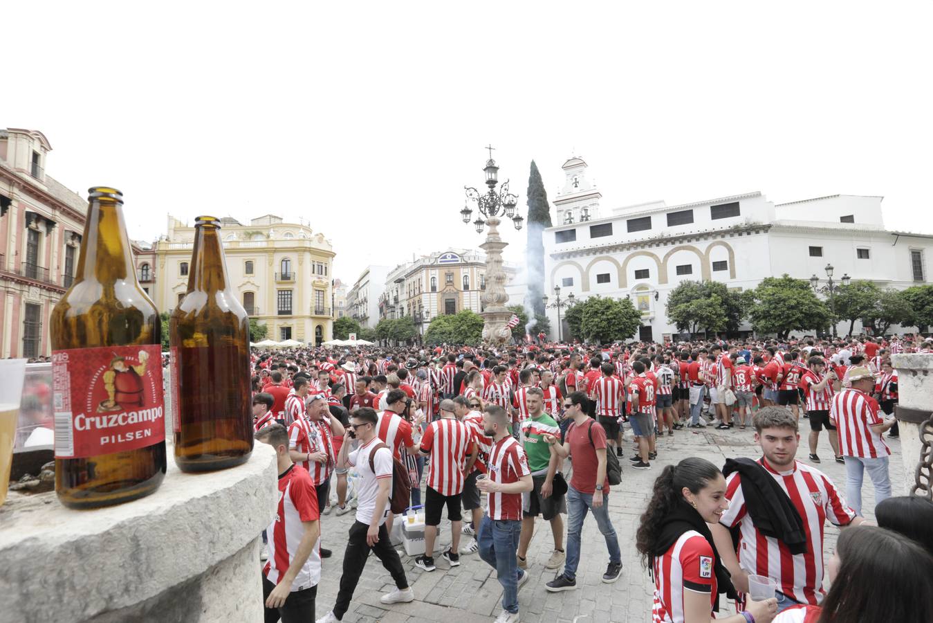Miles de aficionados del Athletic de Bilbao por las calles de Sevilla para la final de Copa del Rey 