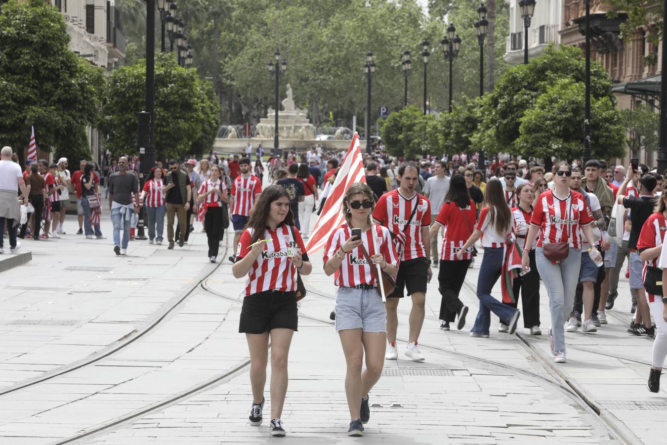 Miles de aficionados del Athletic de Bilbao por las calles de Sevilla para la final de Copa del Rey 