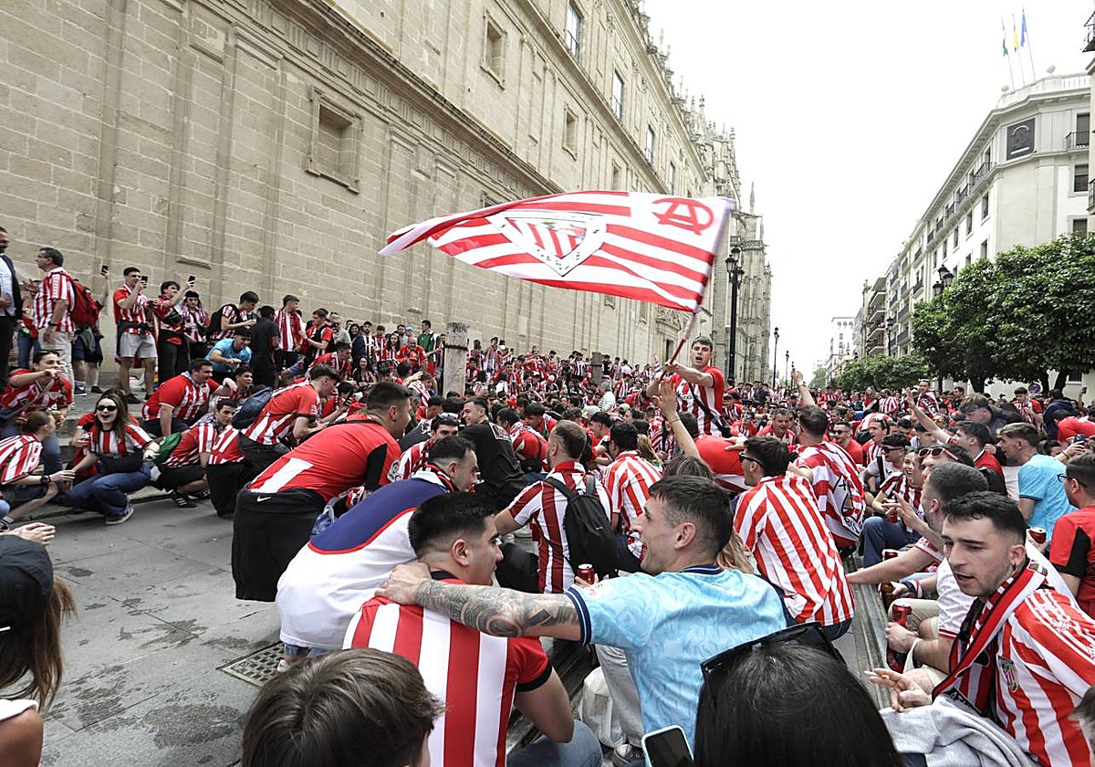 Miles de aficionados del Athletic de Bilbao por las calles de Sevilla para la final de Copa del Rey