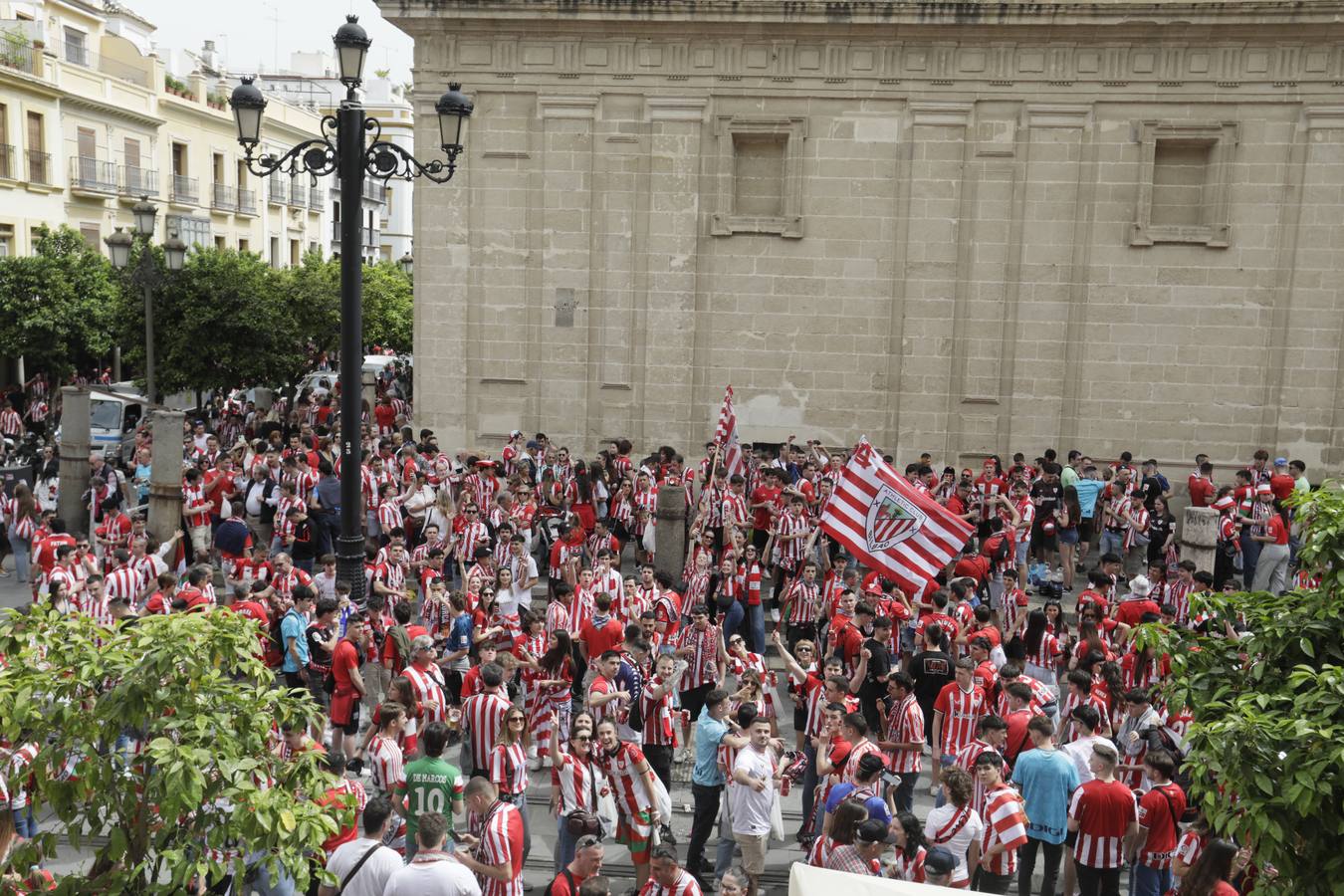 Miles de aficionados del Athletic de Bilbao por las calles de Sevilla para la final de Copa del Rey 