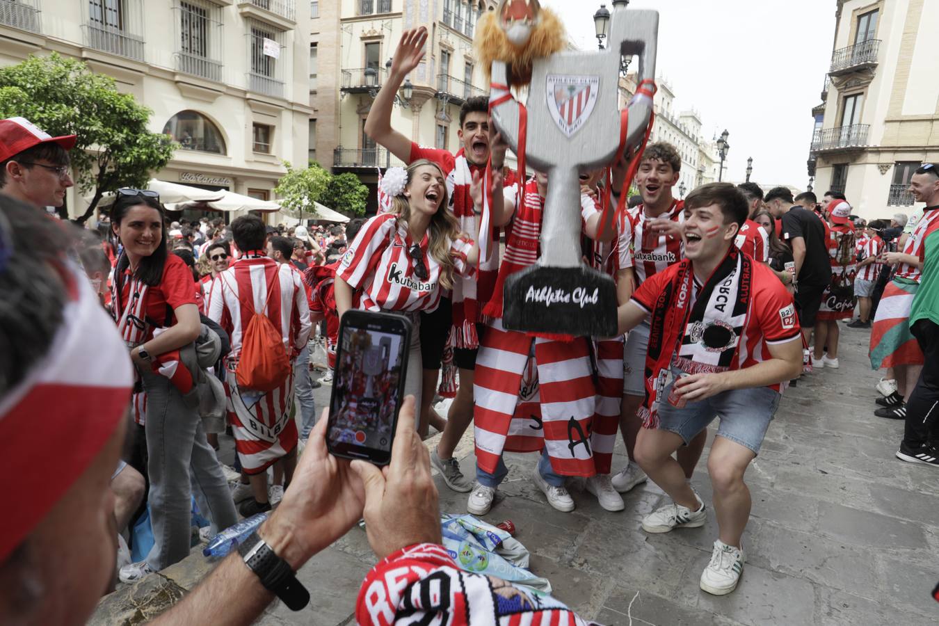 Miles de aficionados del Athletic de Bilbao por las calles de Sevilla para la final de Copa del Rey 