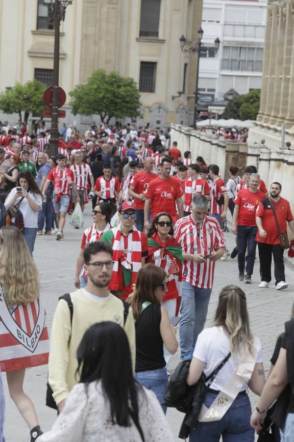 Miles de aficionados del Athletic de Bilbao por las calles de Sevilla para la final de Copa del Rey 