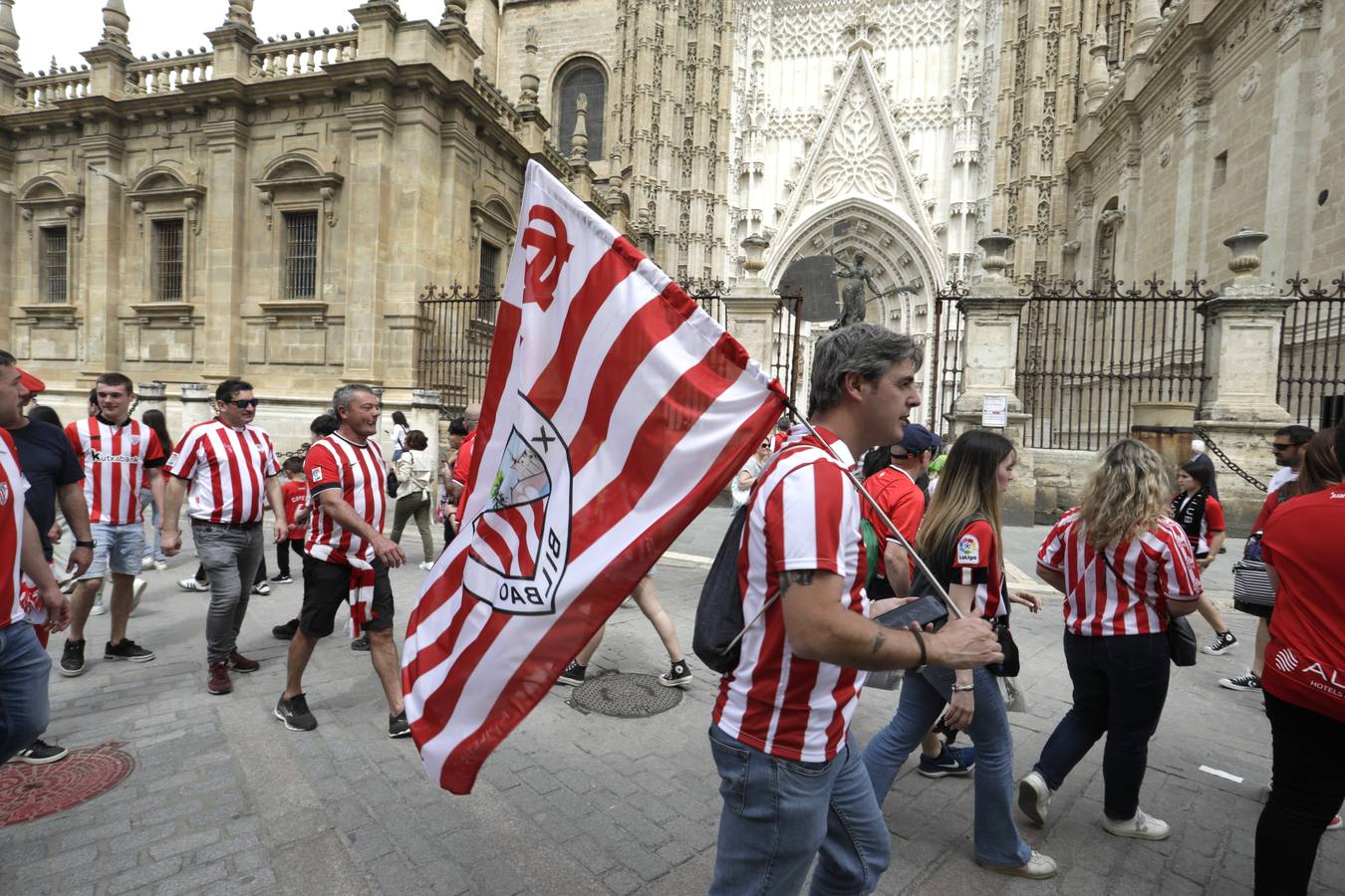 Miles de aficionados del Athletic de Bilbao por las calles de Sevilla para la final de Copa del Rey 