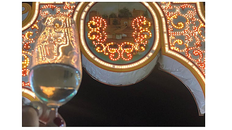 Detalle de un catavino ante la portada de feria de Mairena del Alcor 2023