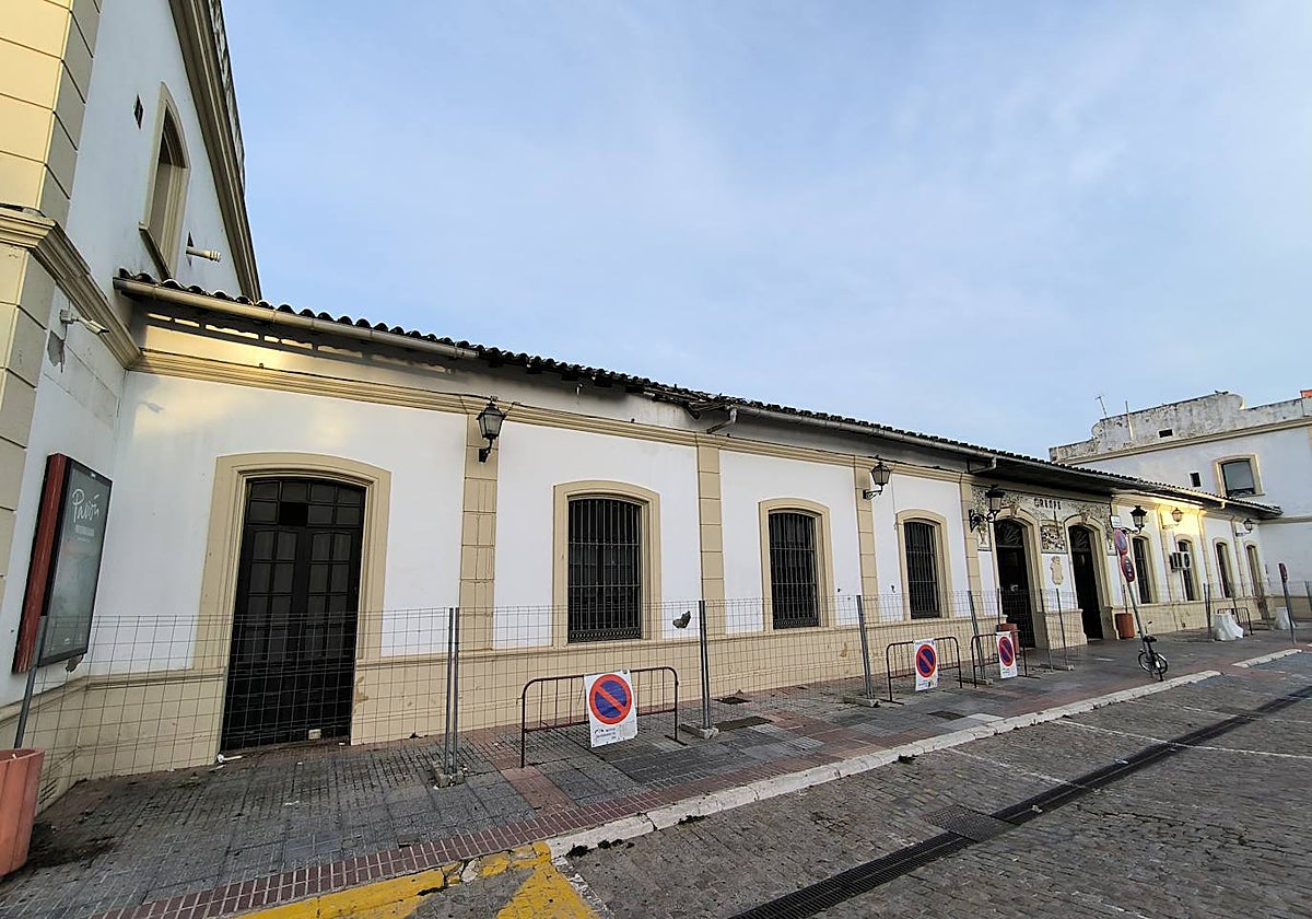 Fachada principal de la estación de tren de Utrera, con vallas