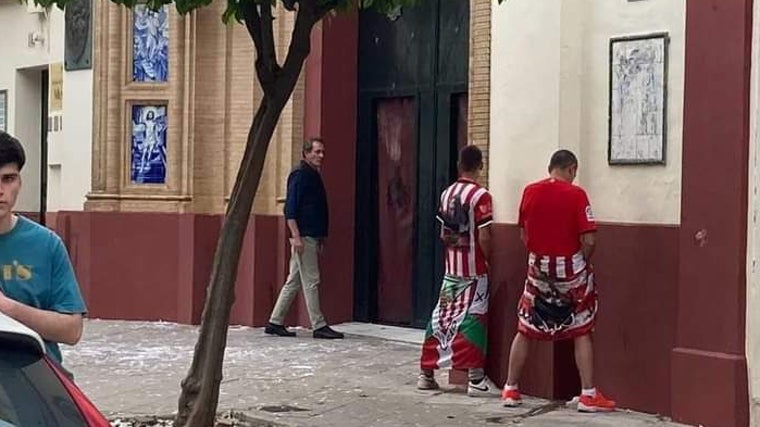 Dos aficionados del Athletic orinando en la puerta del Cachorro