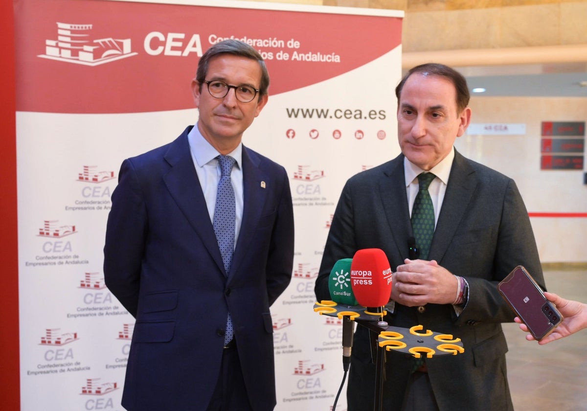 Jorge Paradela, consejero de Industria, Energía y Minas de la Junta de Andalucía, junto al presidente de la CEA, Javier González de Lara