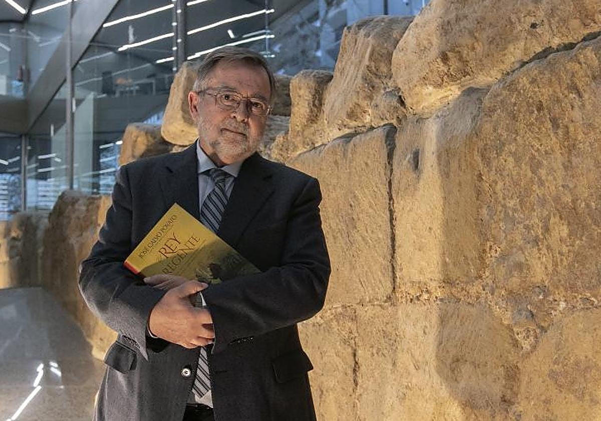 El historiador y novelista cordobés José Calvo Poyato con un ejemplar de su nueva novela, 'El rey regente'
