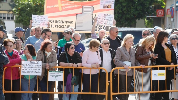 Militantes del PSOE de Sevilla organizaron la pitada a José Luis Sanz y el recibimiento a Pedro Sánchez a la llegada del acto del metro en Pino Montano