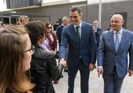 Pedro Sánchez no se salva ya de las críticas ni en su refugio de Dos Hermanas