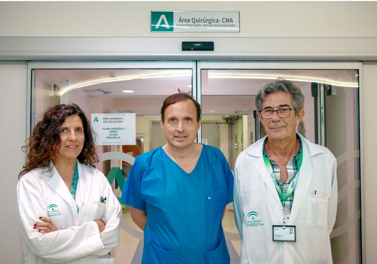 Aurora Aranda, supervisora de Enfermería de Traumatología, junto con los cirujanos José María López Puerta y Pedro Cano