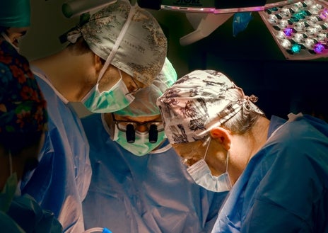 Imagen secundaria 1 - Las cirugías que realizan los profesionales de la Unidad de Traumatología del Virgen del Rocío son a menudo complejas y algunas se prolongan durante más de 15 horas, especialmente las oncológicas que implican la resección de vértebras como la de las imágenes