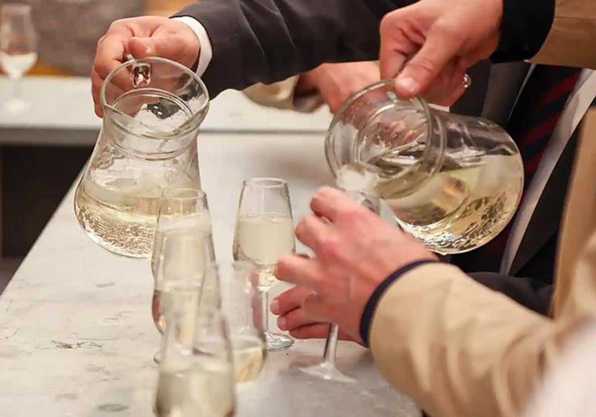Personas tomando rebujito en la Feria de Abril de Sevilla