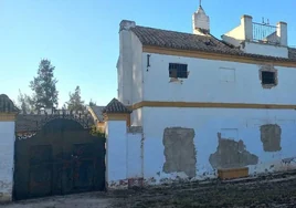 El SOS del Cortijo de San Ildefonso en Sevilla: okupas, techos quemados y riesgo de derrumbe