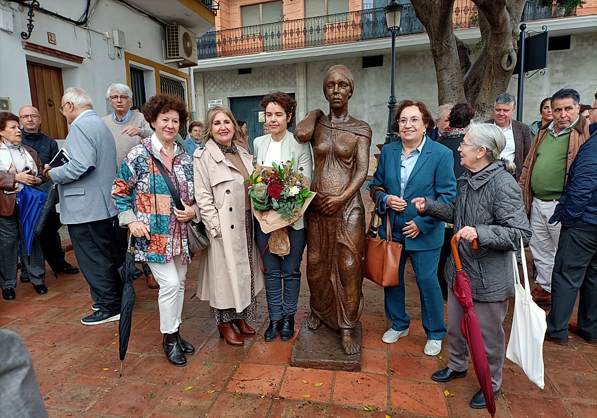 Con ramo de flores, Constanza Gavira, autora de la escultura