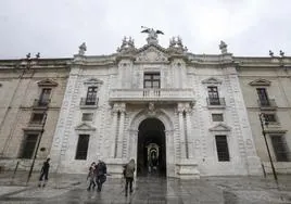 La Universidad de Sevilla investiga a un profesor al que sus alumnos acusan de «invitar a consumir drogas duras»