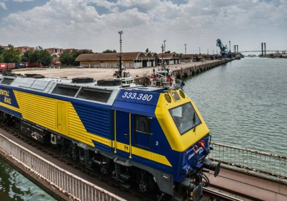 Imagen de archivo de un tren de mercancías junto al muelle de Tablada