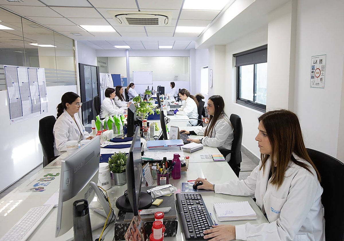 Empleadas en el laboratorio de Best Medical, donde la presencia de mujeres es mayoritaria